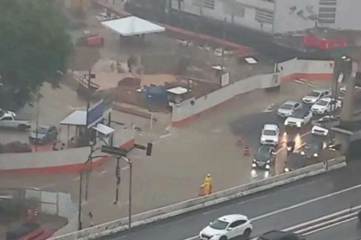 Forte chuva em SP provoca alagamentos pela cidade