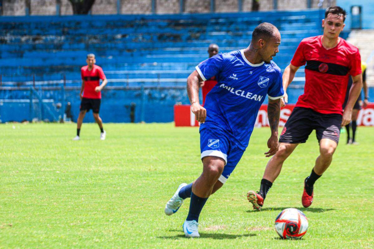 Lance do jogo-treino entre Taubaté e Pouso Alegre