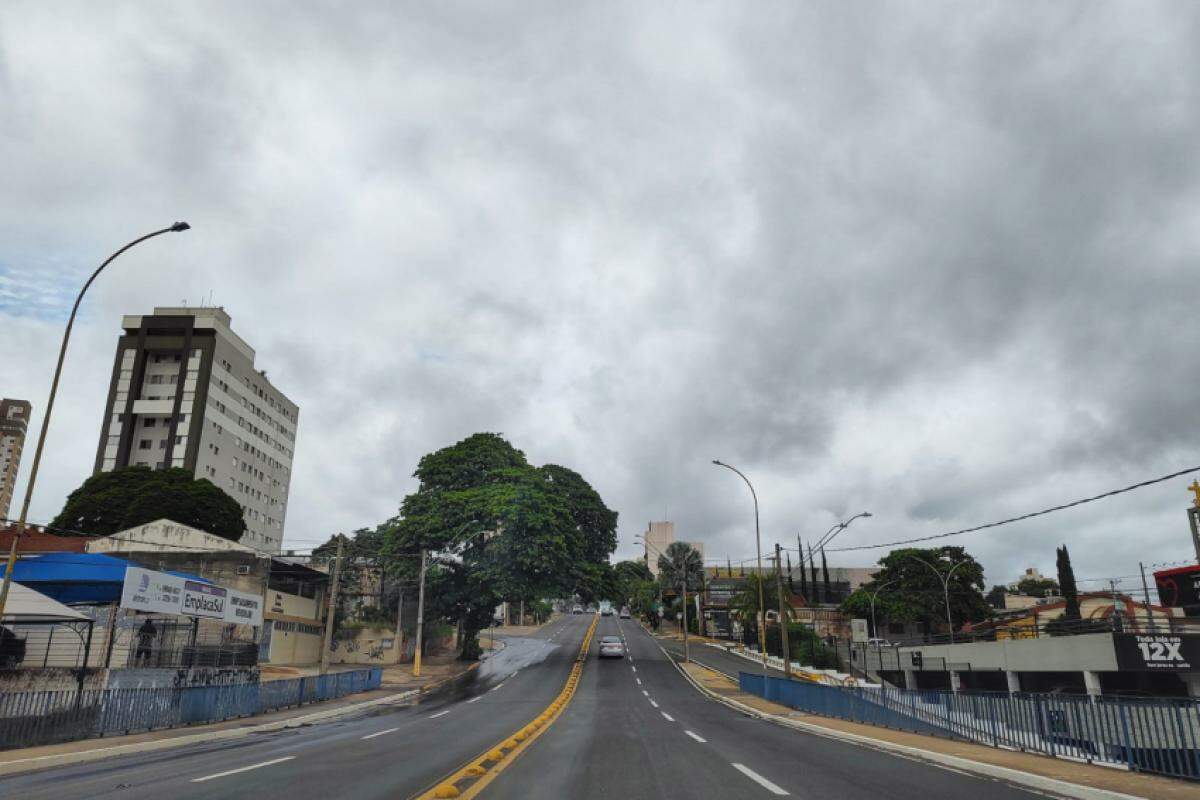 Céu nublado sobre a Duque de Caxias, nesta sexta-feira (27)