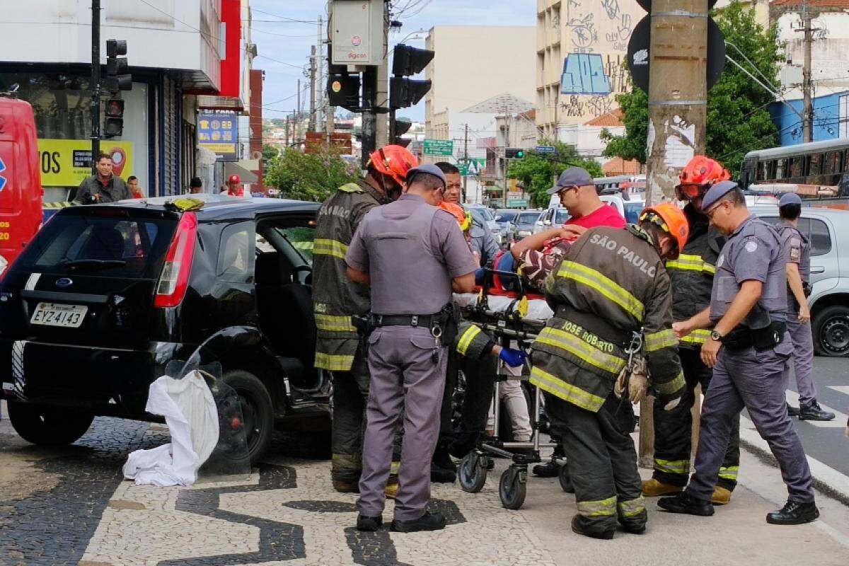 Uma das vítimas sendo socorridas pelo Grau e Corpo de Bombeiros