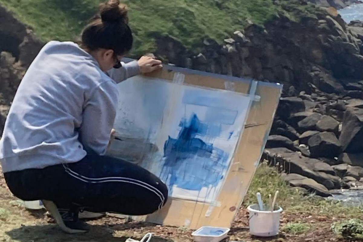 Artista utilizou técnicas de pintura experimental na composição das obras