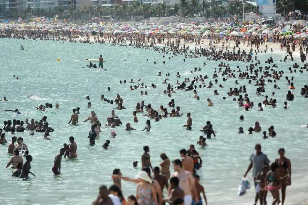 Cariocas e turistas lotam praias do Rio em dia de altas temperaturas