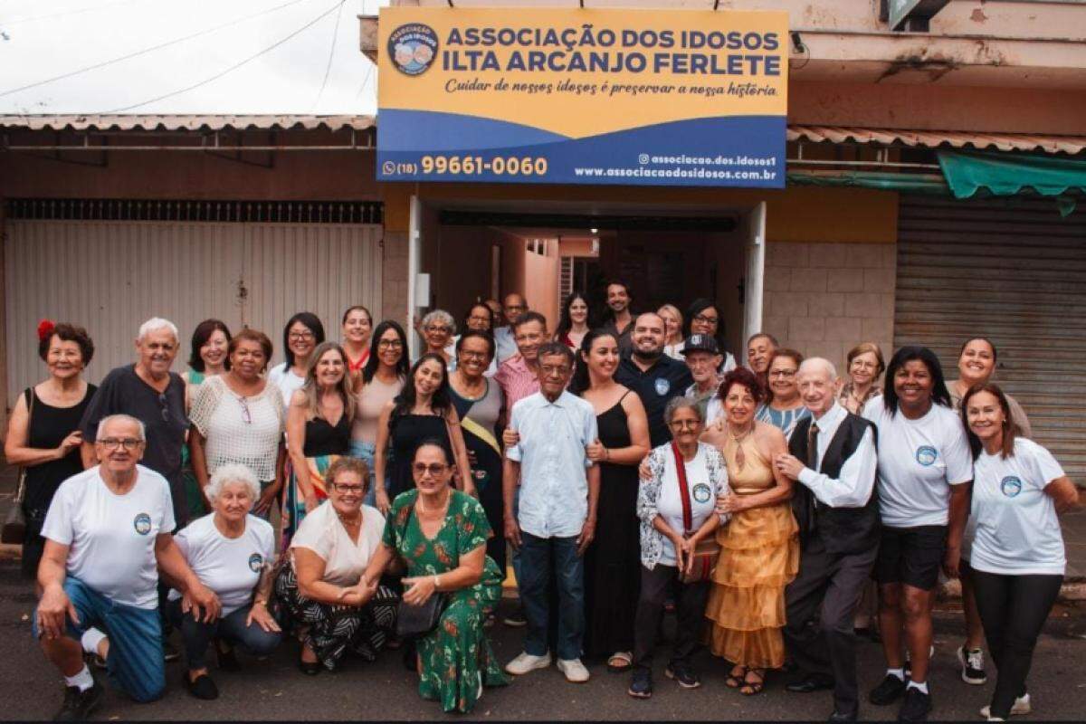 A reinauguração reuniu os idosos atendidos, familiares e autoridades