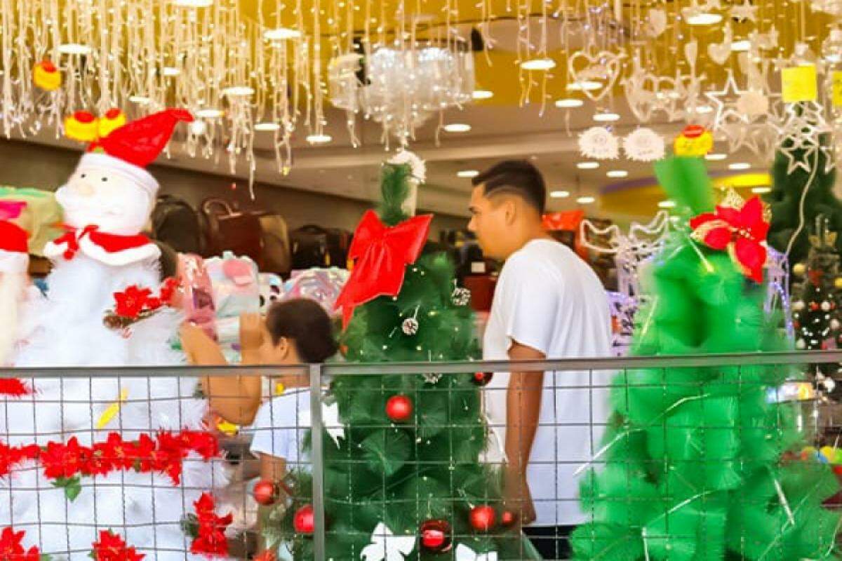 Movimentação em loja durante período de vendas de Natal