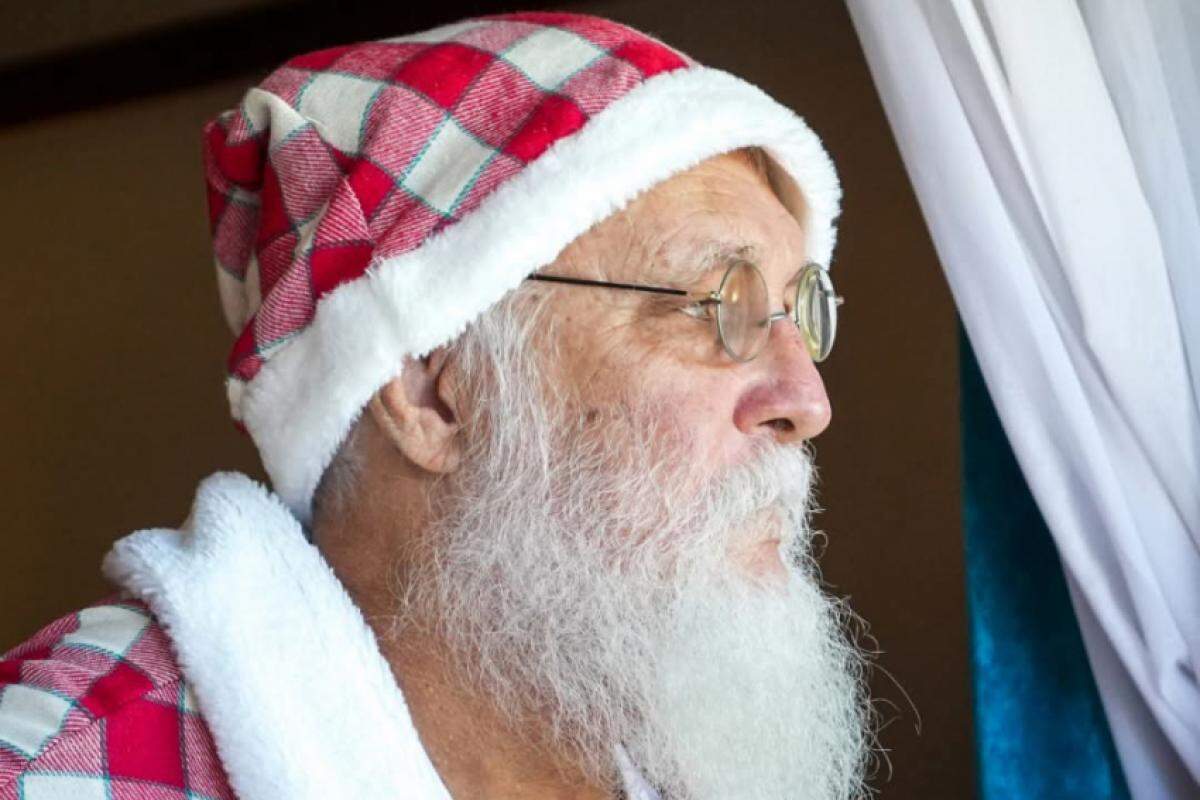 Homero se fantasia de Papai Noel desde os 37 anos de idade