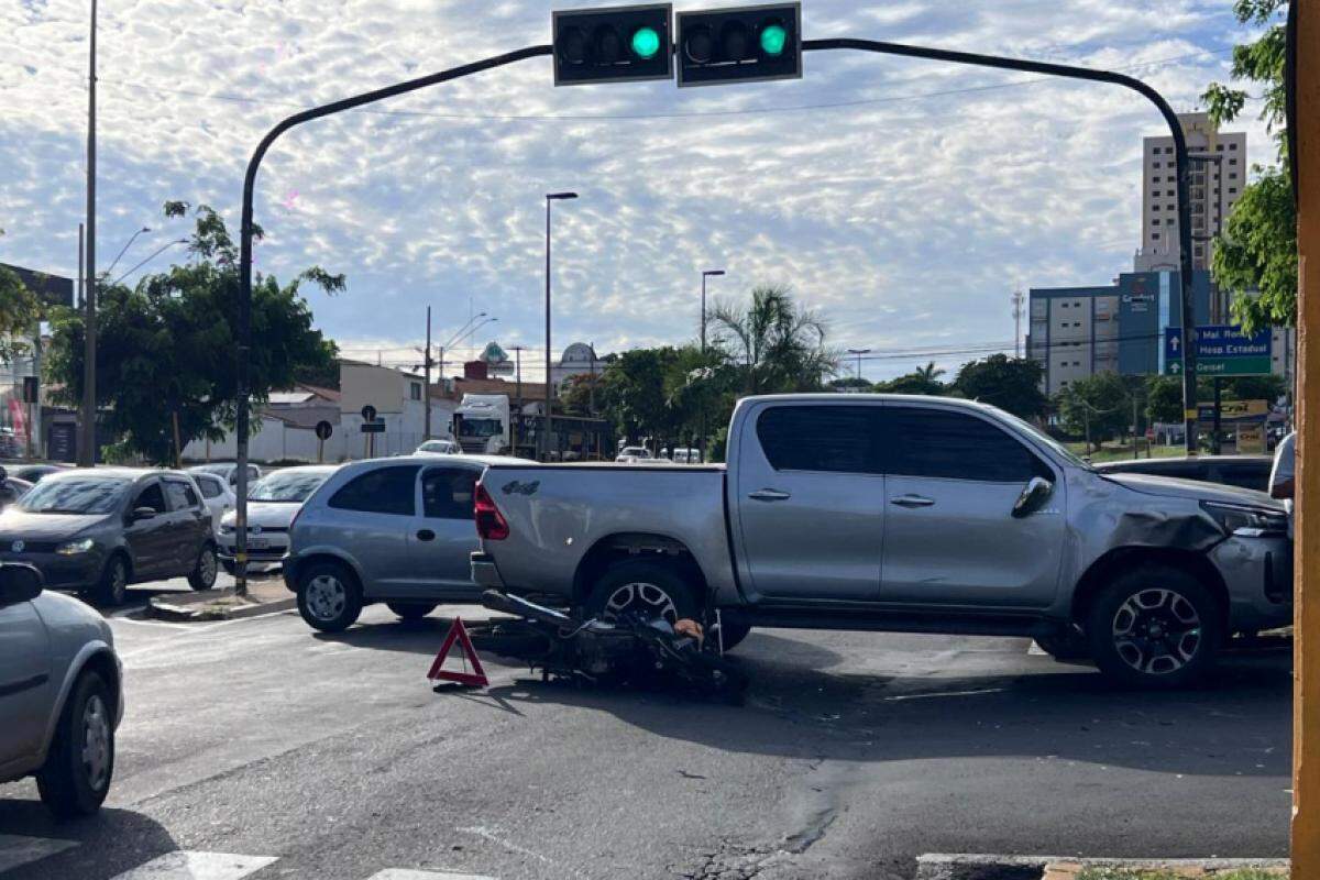 Colisão gerou lentidão no trânsito em horário de pico