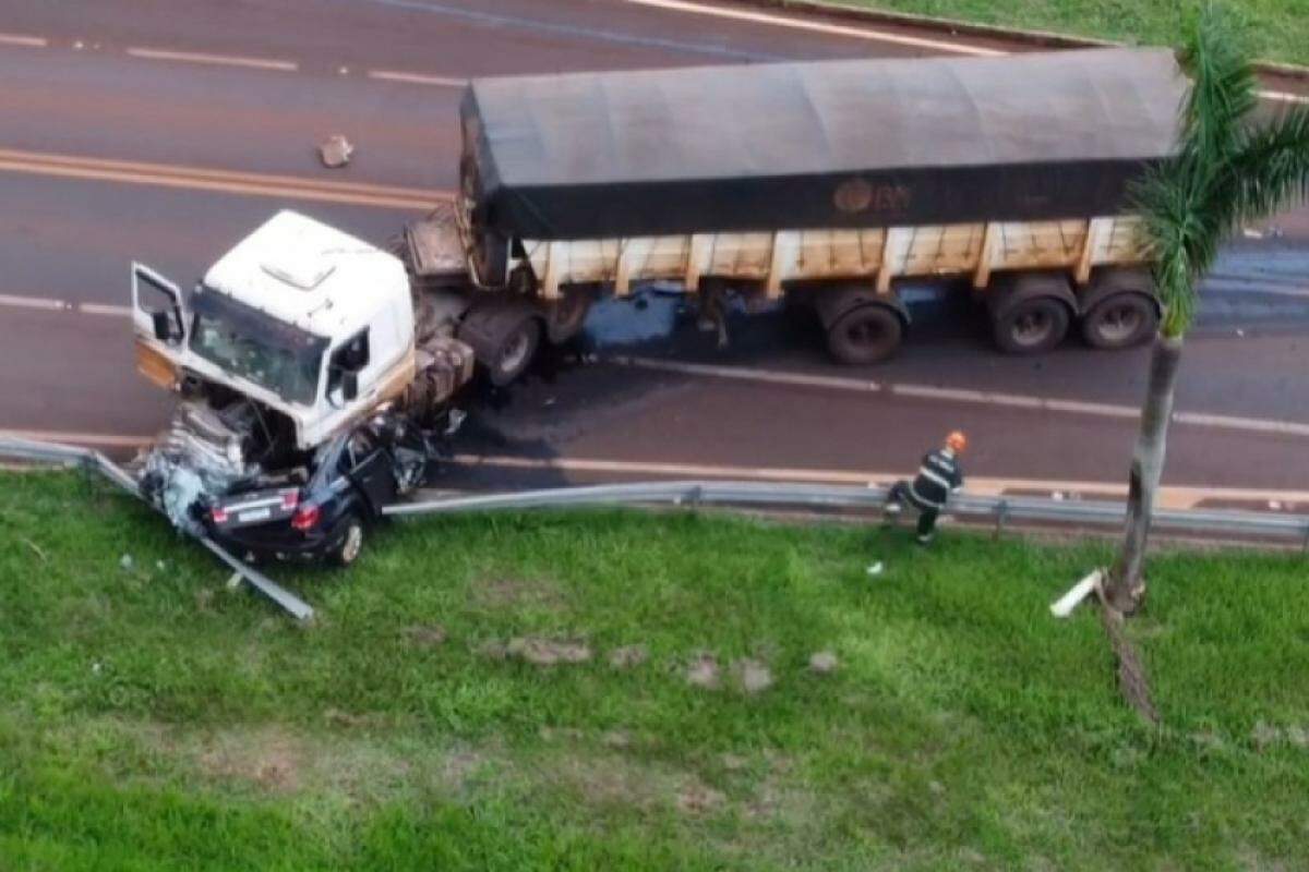 Juliano Bistaffa, de 43 anos, morreu no local após colidir frontalmente com uma carreta; equipes trabalham na liberação da rodovia