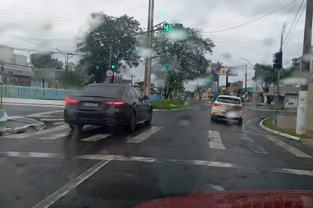 Chuva leve no início da manhã desta quinta-feira na Av. Alonso y Alonso