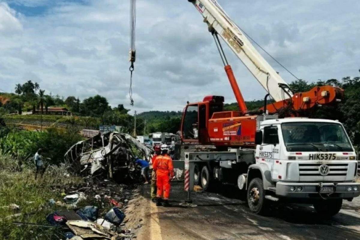 Acidente envolvendo um ônibus, uma carreta e um carro deixou mais de 30 mortos