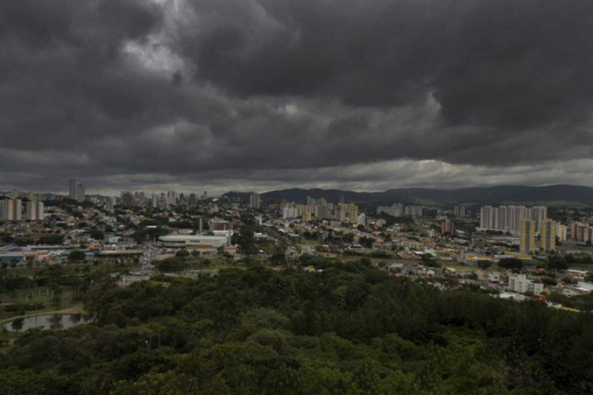 Defesa Civil de Jundiaí trabalha na remoção de uma árvore caída sobre uma residência na Vila Esperança, uma das áreas mais afetadas pelas fortes chuvas