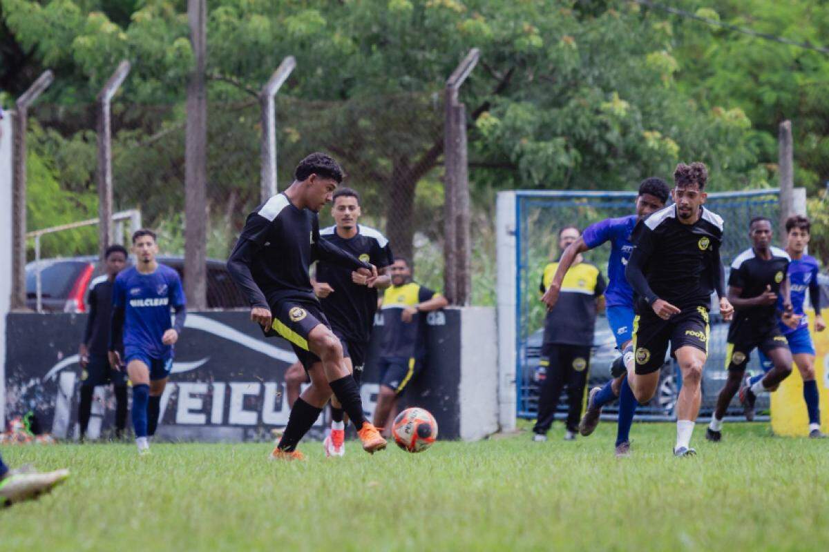 Jogadores do Joseense durante jogo-treino