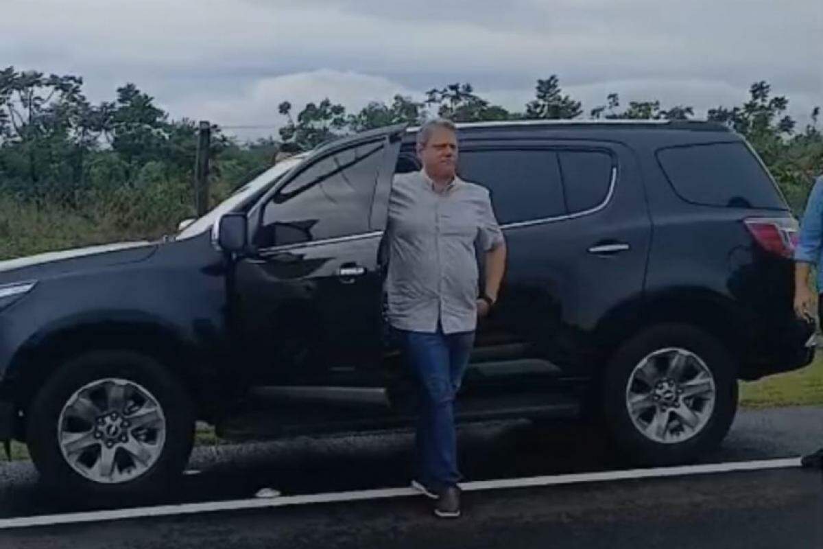 Tarcísio de Freitas dirigiu o carro oficial para testar a nova Rio Negro e Solimões