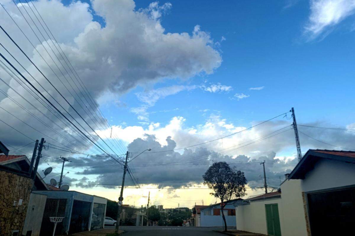 Previsão do tempo indica calor e muitas nuvens no céu