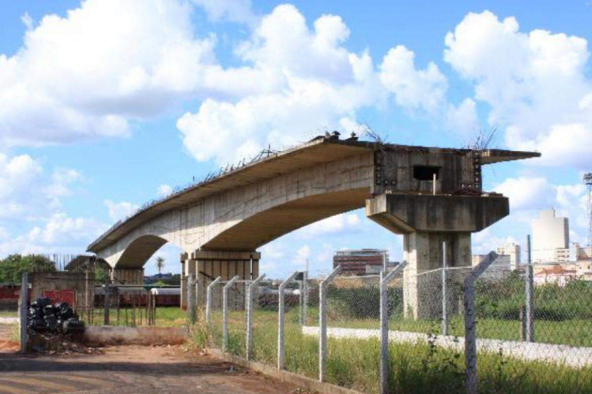 Bauru conviveu durante muitos anos com o viaduto inacabado, até a obra ser concluída, em 2015 