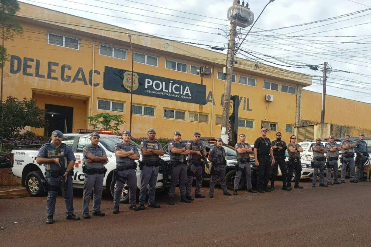 Policiais encontraram pedras de crack, apetrechos e dinheiro durante a operação