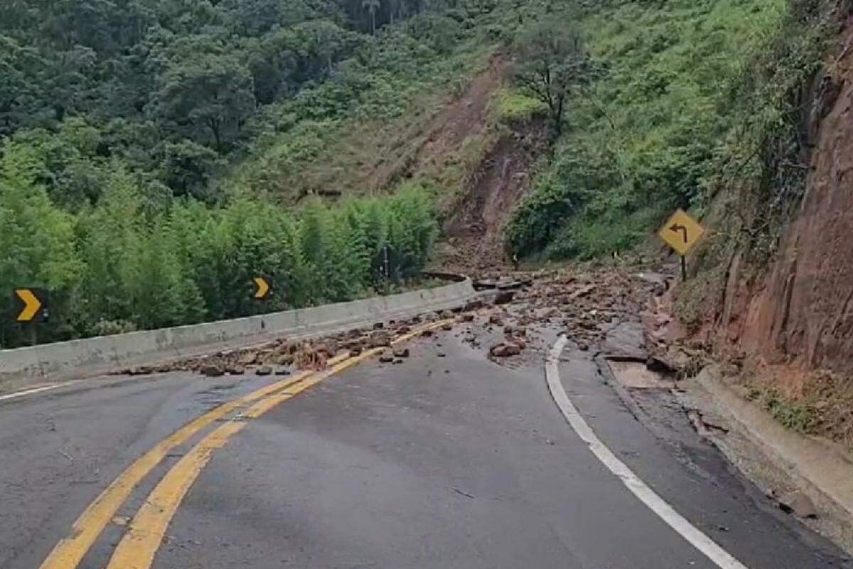 Quatro veículos ficaram ilhados entre Torrinha e Santa Maria da Serra