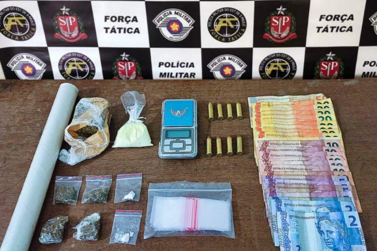 Foram localizadas porções de entorpecentes, dinheiro em espécie e oito munições de calibre .38 intactas 