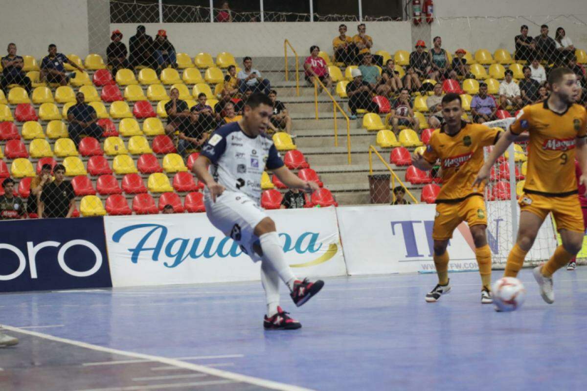 Lance do jogo entre São José x Magnus