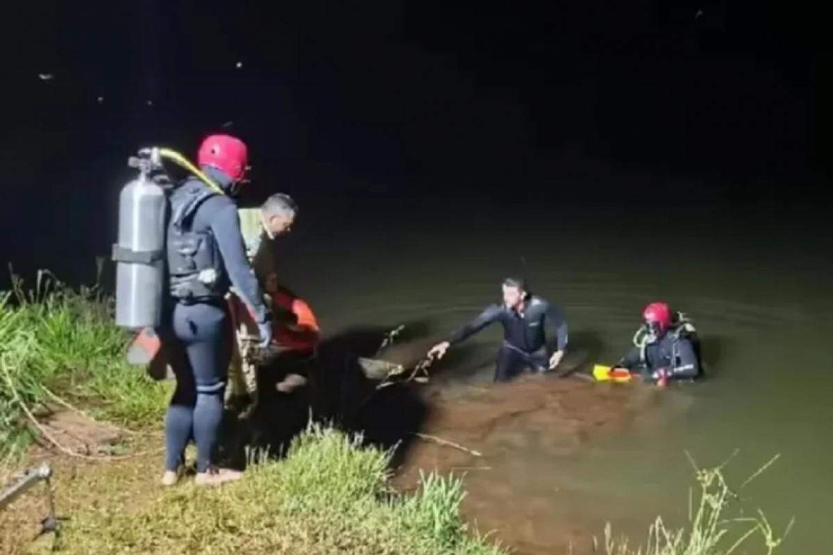 Criança anda mais de 3 km para pedir socorro após carro cair em represa no Paraná. O pai dela morreu no local