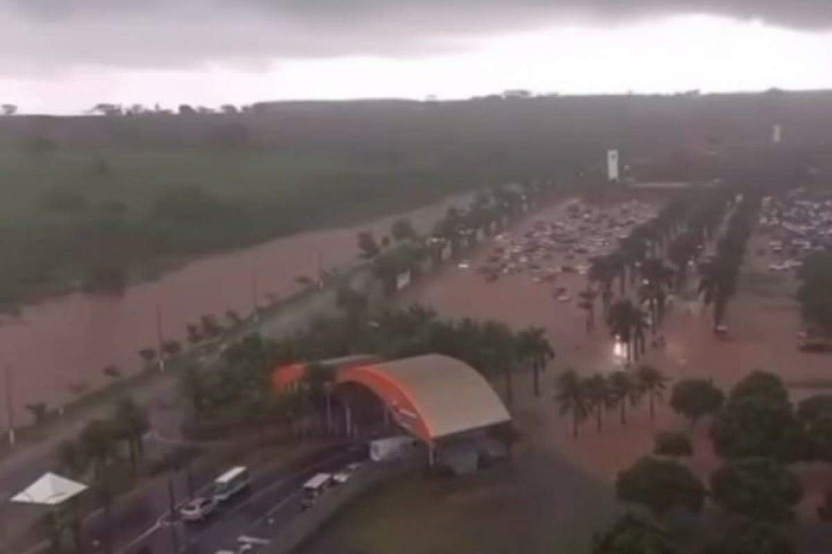 O alto volume de chuva em pouco espaço de tempo alagou parque aquático