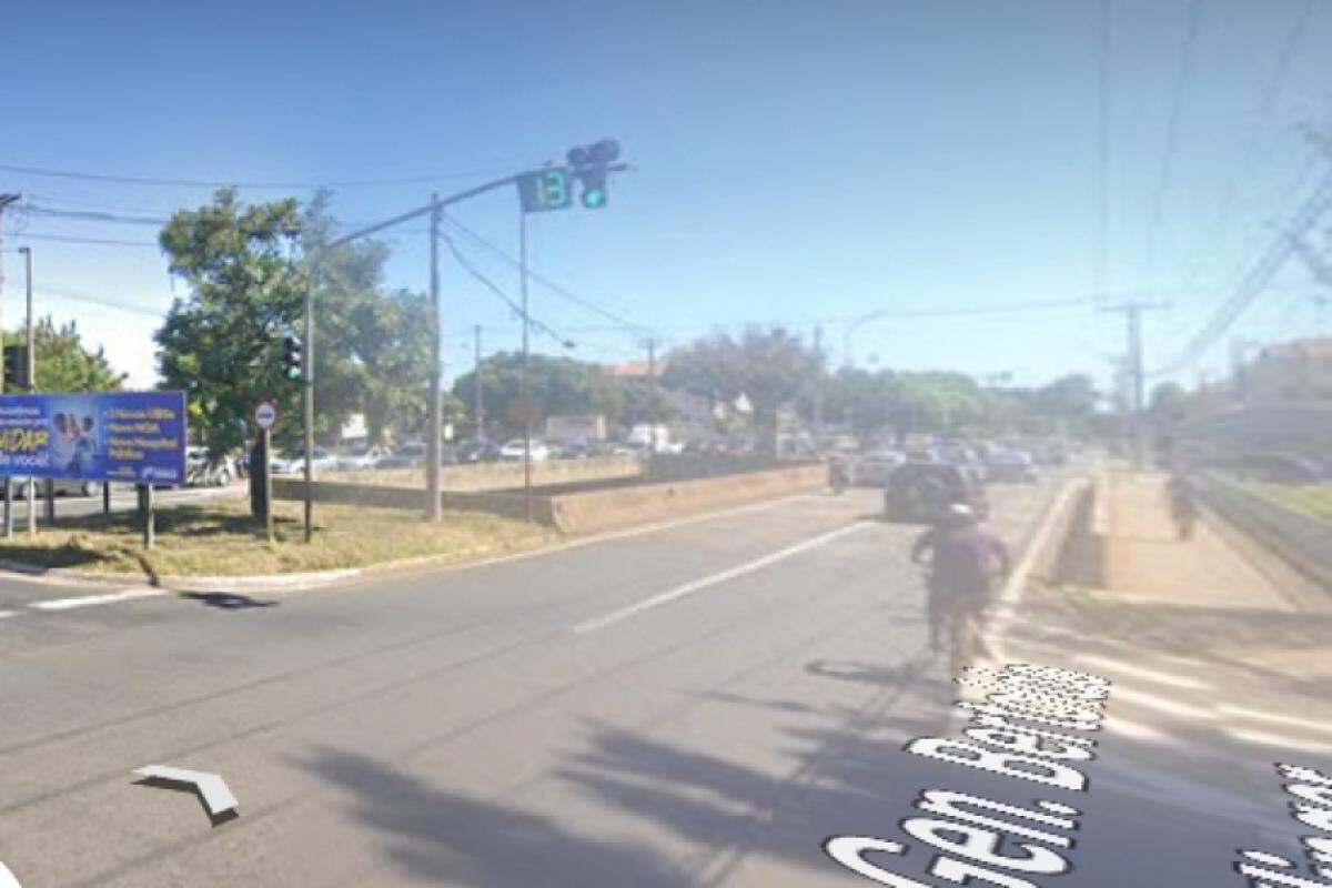 Onix que seguia pela avenida teve danos leves e a moto ficou completamente destruída