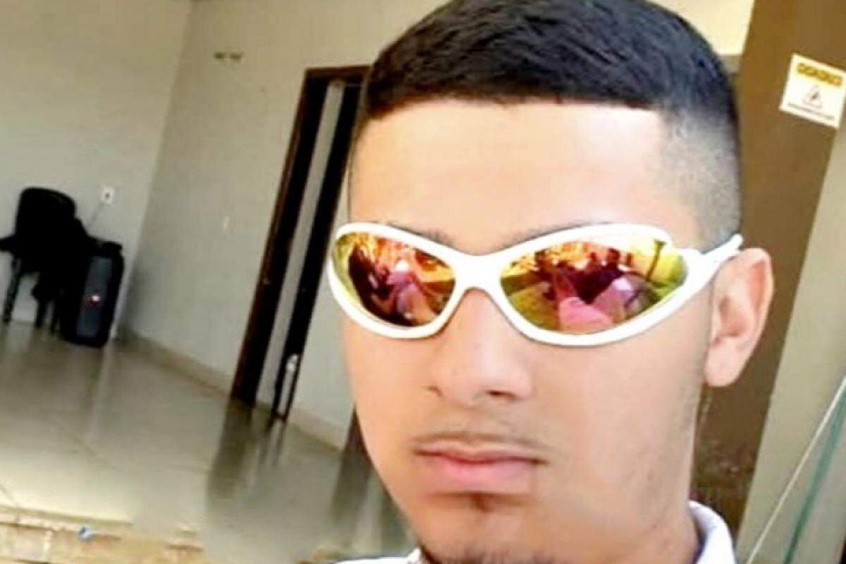 O socorro foi acionado, mas o jovem Vinícius Marques morreu no local do acidente.