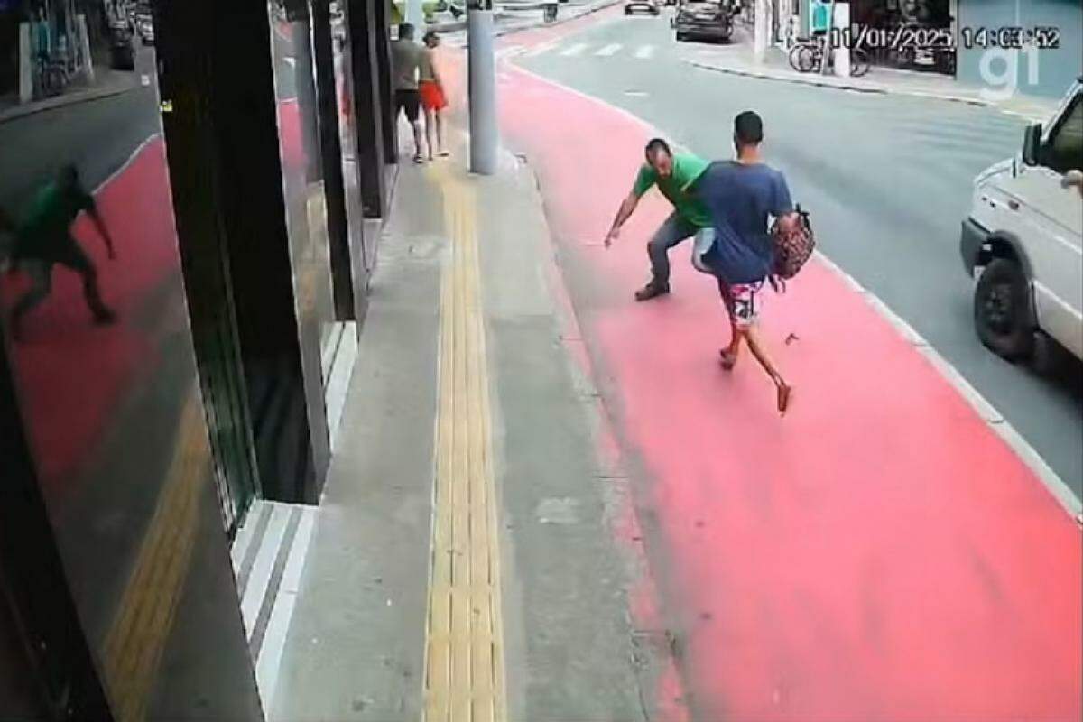 As imagens mostram o momento que o assaltante é rendido por um homem na ciclovia próxima à loja