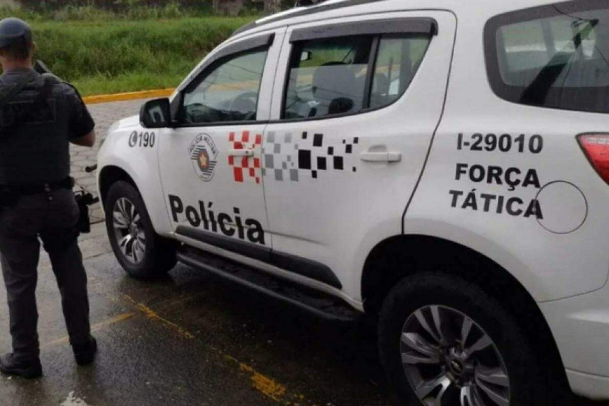 Populares que estavam na via passaram a agredir as equipes arremessando diversas garrafas de vidro na direção dos policiais militares e viaturas