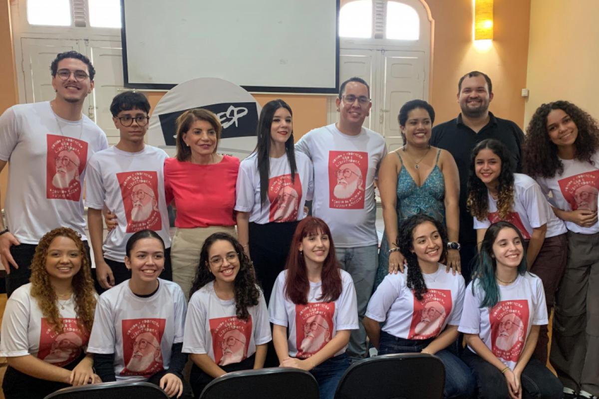 O cursinho oferece aulas gratuitas ministradas por professores voluntários para estudantes da rede pública de ensino estadual.