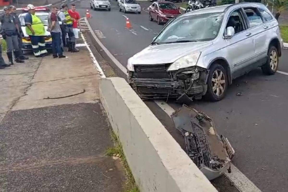 Carro com pneu estourado tombou no pontilhão da Vila São Sebastião, em Franca; três pessoas sofreram ferimentos leves