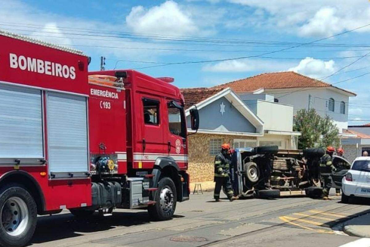 Bombeiros e moradores ajudaram a destombar a camionete 