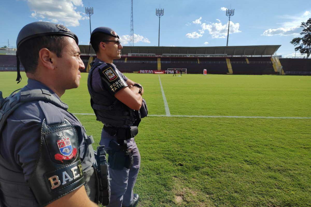 Fabrício Ishikawa, capitão do Baep, e o tenente Luiz Carvalho, da Força Tática, em uma das reuniões feitas no Alfredão