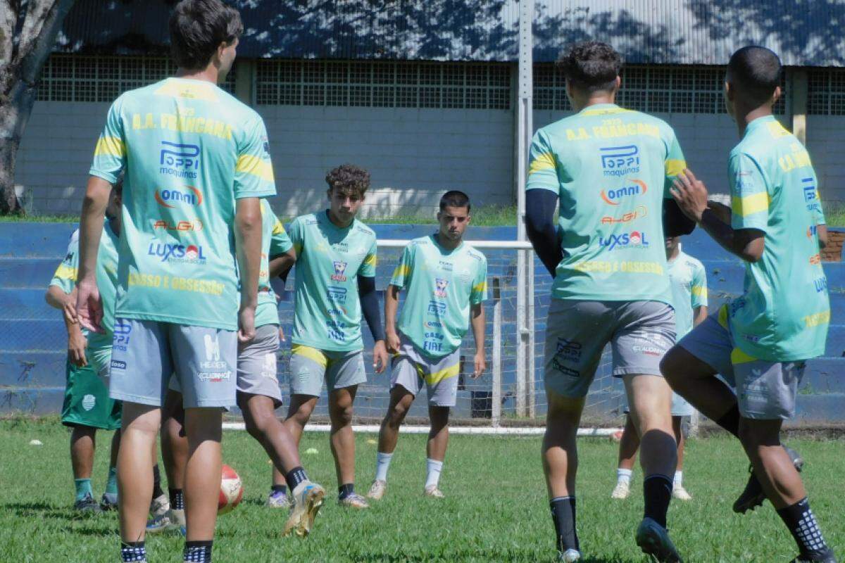 Jogadores da Francana durante treino: clube estreia nesta sexta na Copa SP