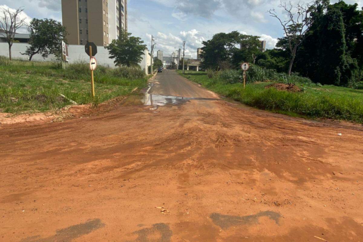 Lama em dia de chuva já deixou carro atolado