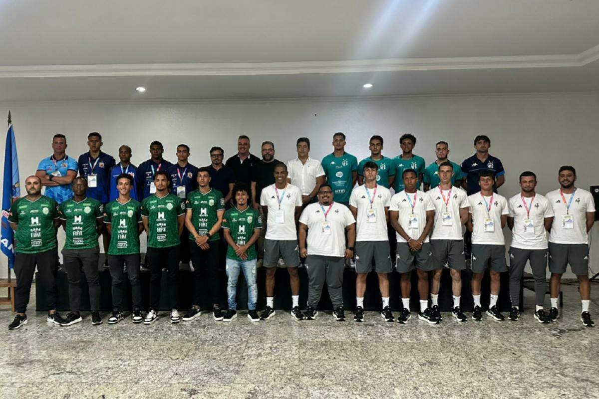 Dirigentes, treinadores e jogadores durante cerimônia de lançamento do Grupo 5 da Copa SP