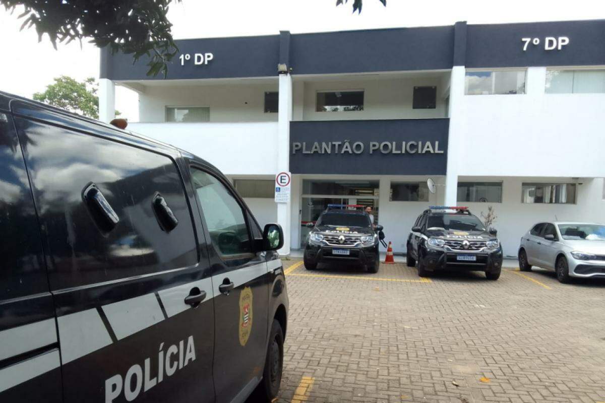 Os policiais do 7º DP ficaram encurralados e solicitaram reforço