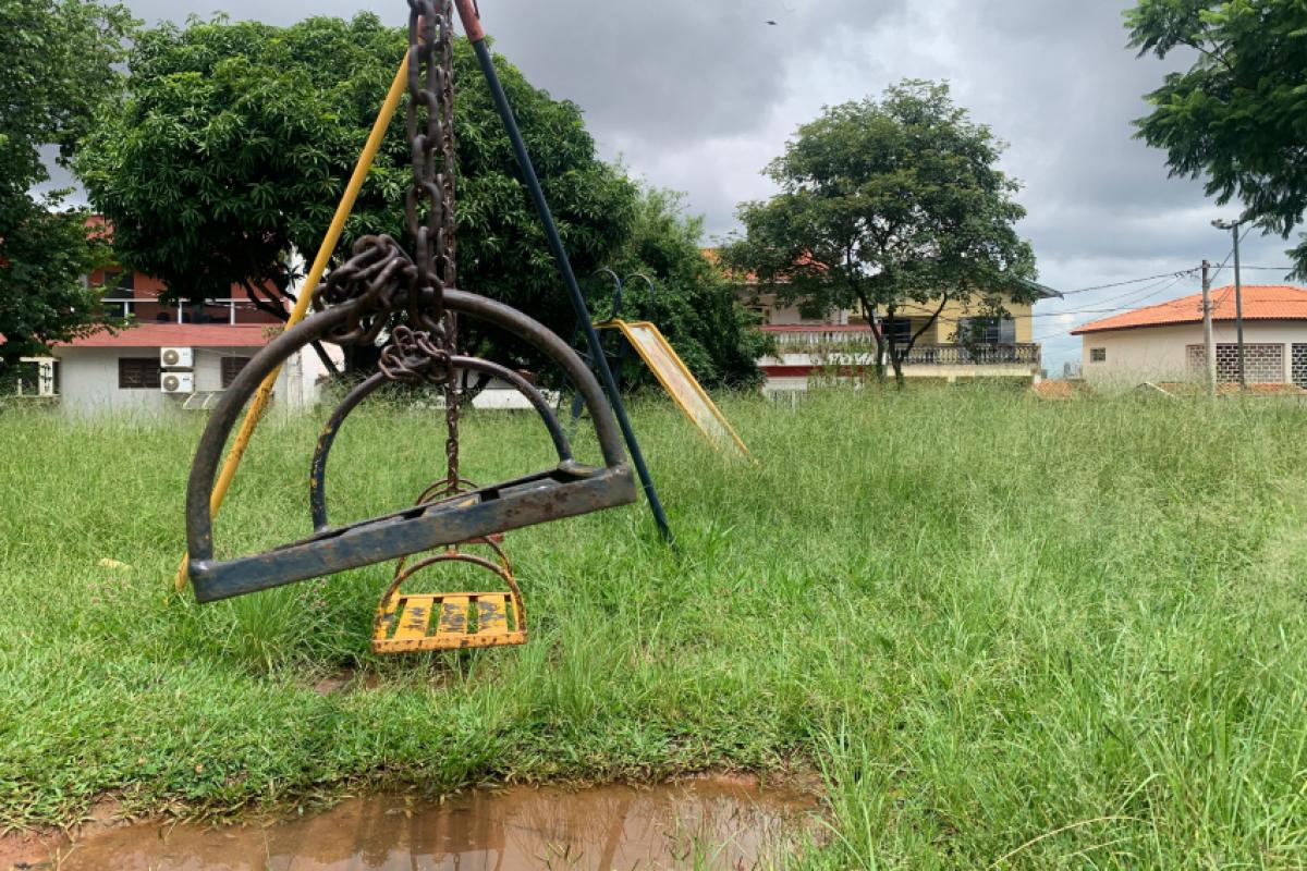 Frequentada por famílias e crianças, principalmente aos finais de semana, a praça enfrenta sérios problemas de manutenção.
