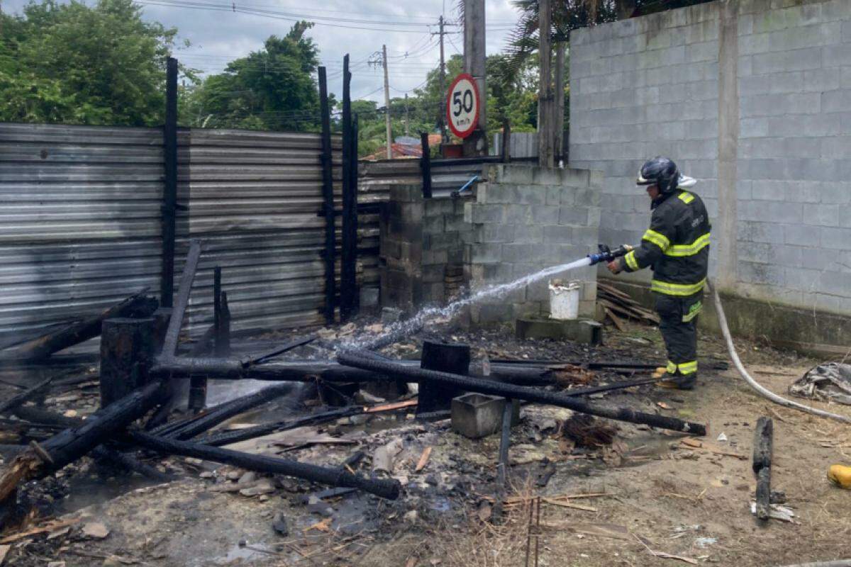 Barraco de madeira em um terreno estava completamente em chamas