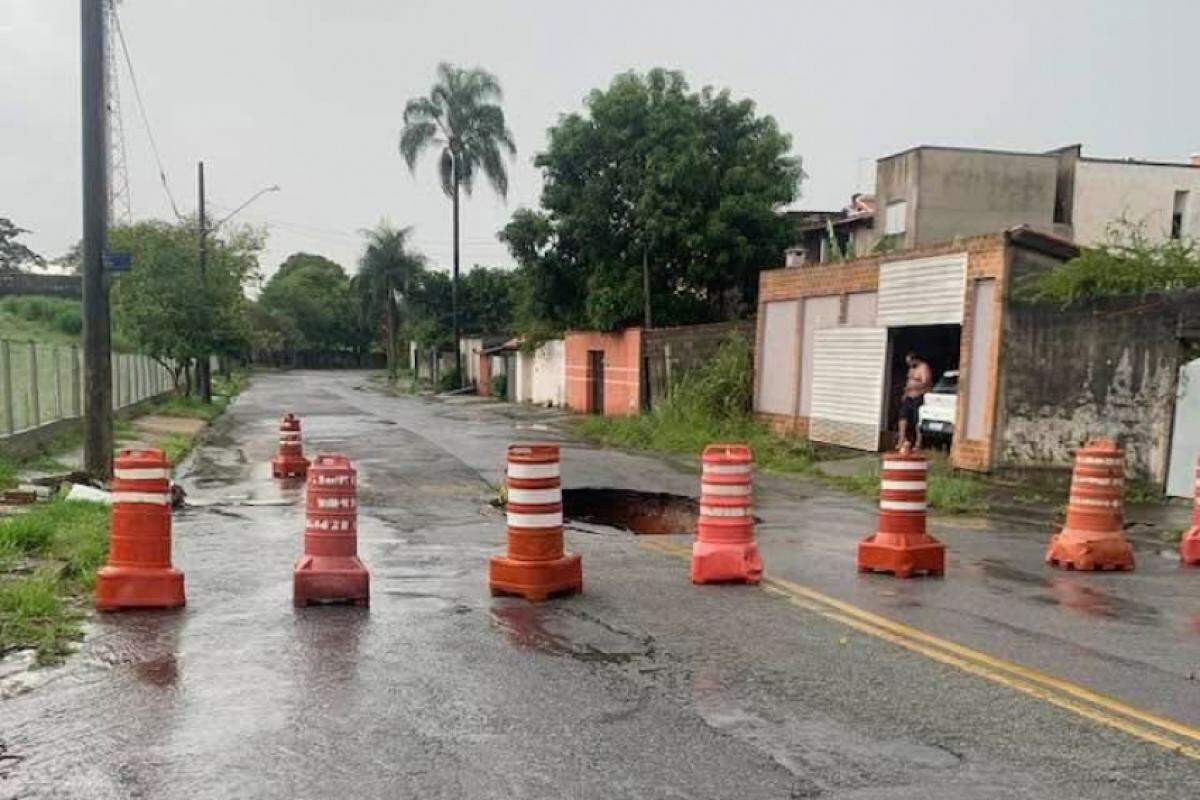 Buraco em rua de Taubaté