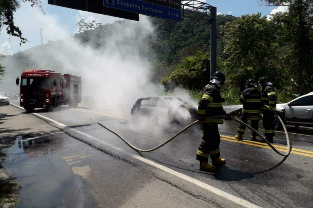 Bombeiros combatem as chamas na rodovia