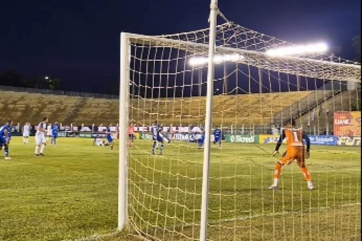 Momento do primeiro gol do Prudente contra o São José