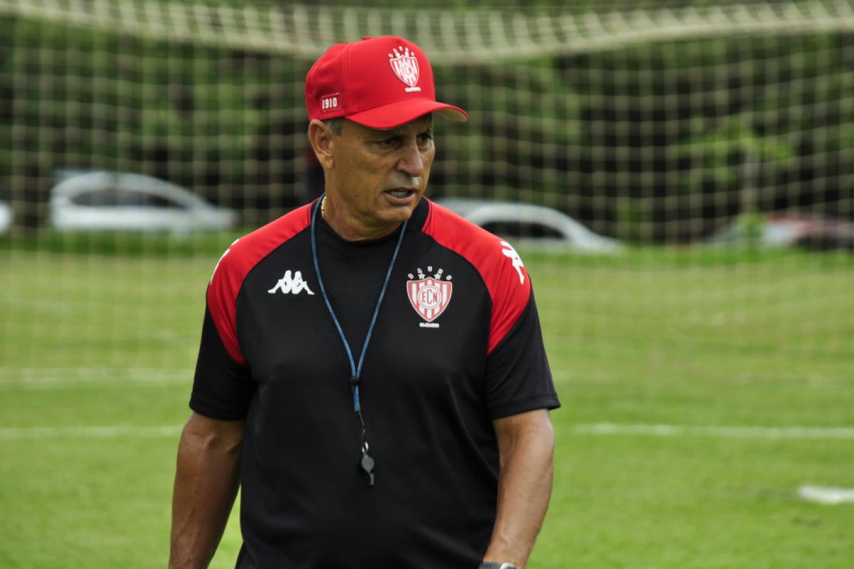 Treinador Paulo Comelli