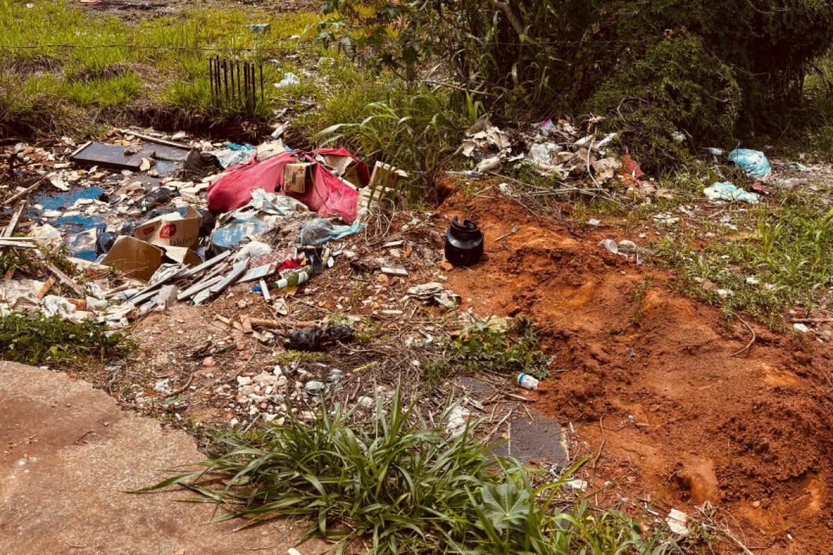 Terreno com obra embargada acumula sujeira e preocupa comerciantes da Avenida Major Nicácio, em Franca