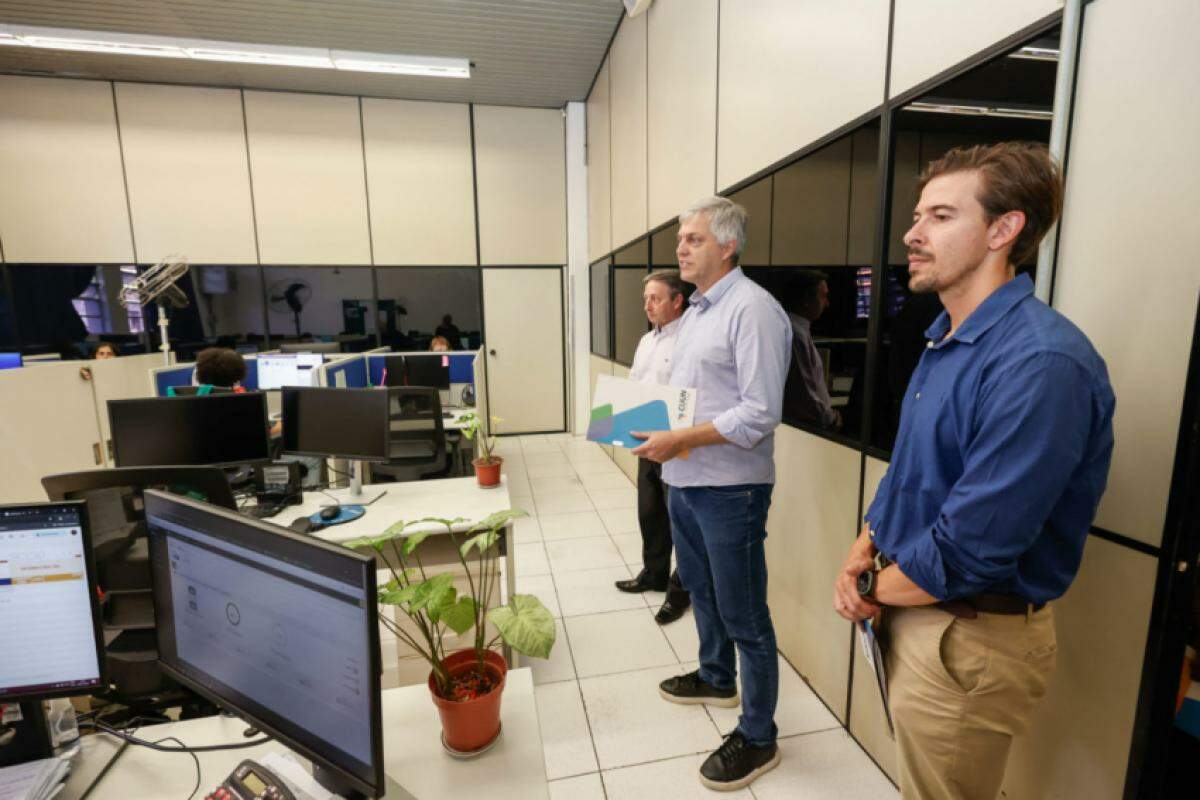 Ricardo Benassi, acompanhado pelo presidente da Cijun, Michel Domingues, e pelo diretor administrativo e financeiro, José Luiz Ferragut