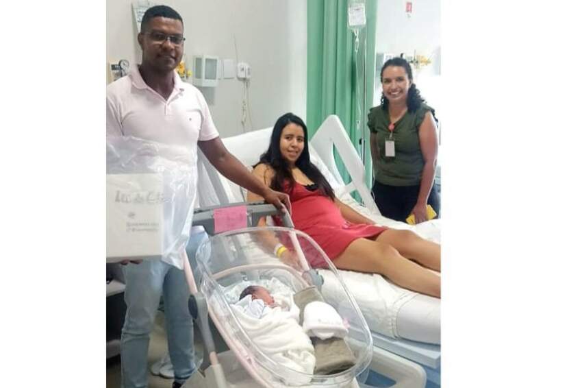 Raphaela com os pais Victoria e Luciano