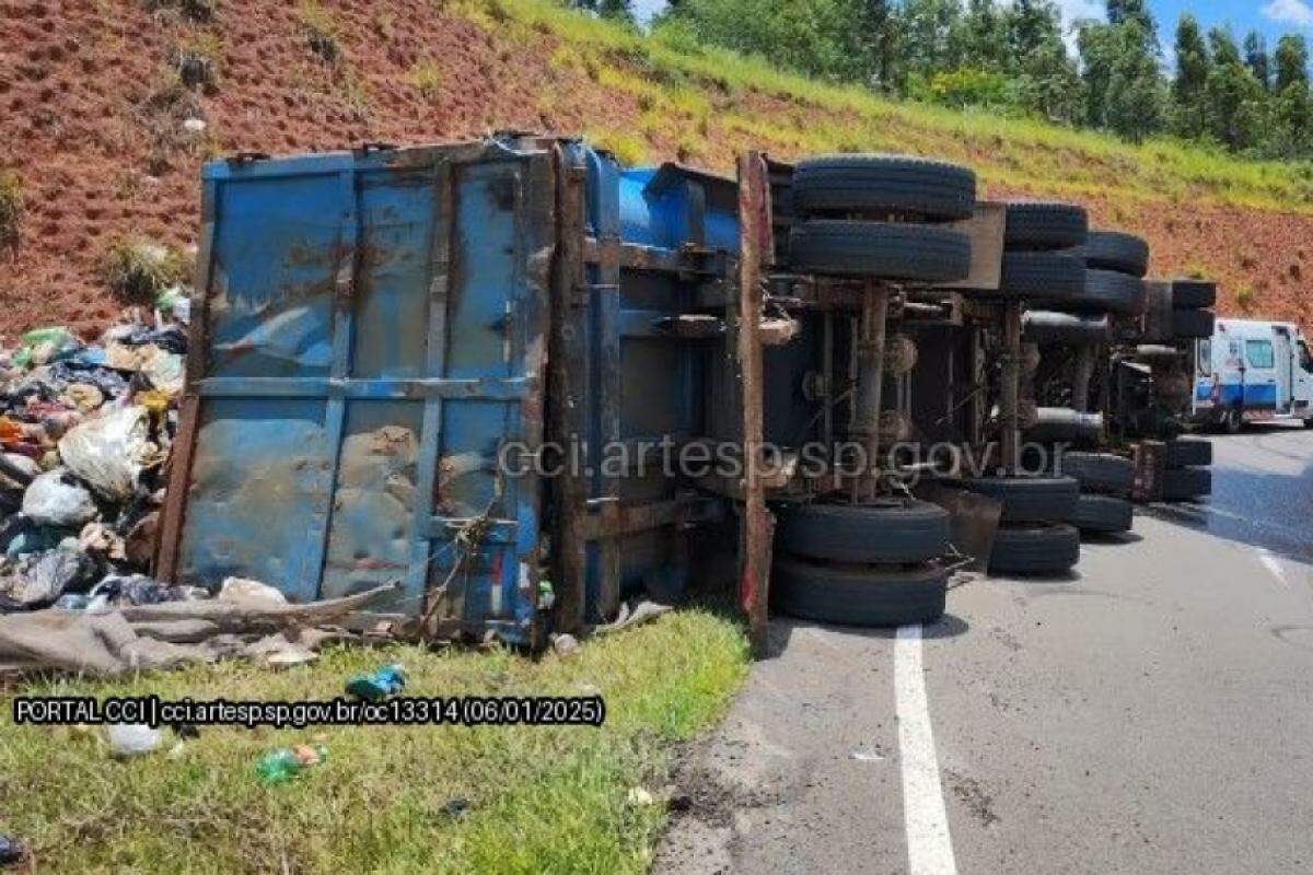 Parte da carga espalhou-se pela pista e o motorista foi socorrido com ferimentos