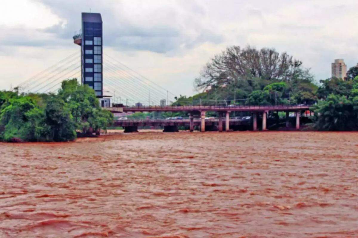 Instrutor orienta sobre riscos de nadar em rios e lagos e como ajudar uma pessoa que está se afogando