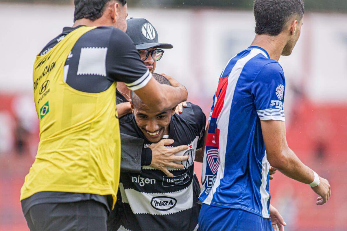 Samuel comemora com seus companheiros o gol do XV