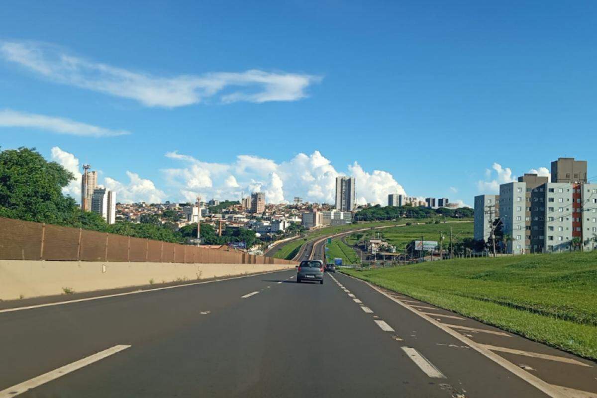 Céu limpo visto da rodovia Cândido Portinari em Franca após pancadas de chuva na madrugada deste sábado, 4.