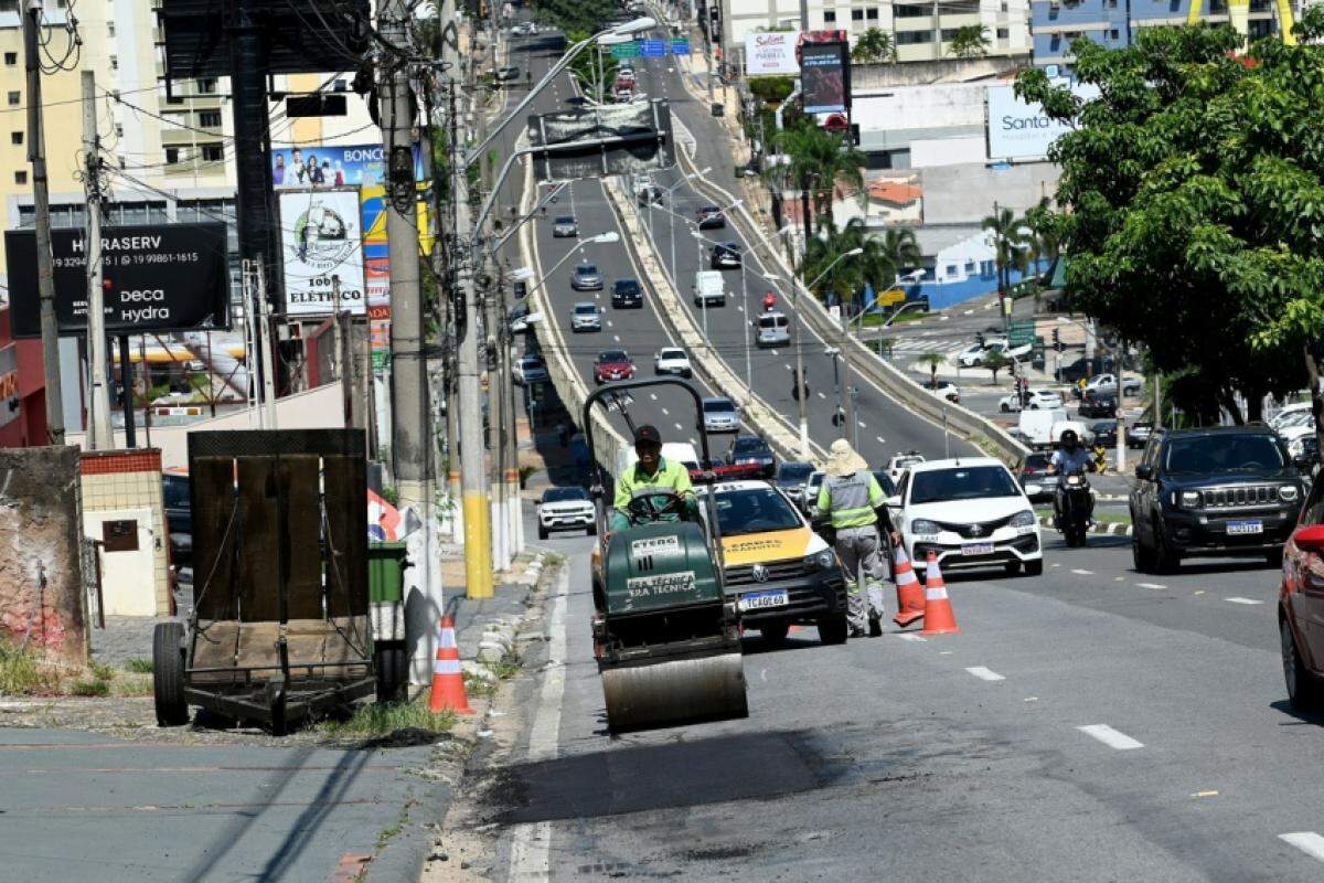 Chuvas escancararam problemas no asfalto e o crescimento desordenado de mato em praças e canteiros